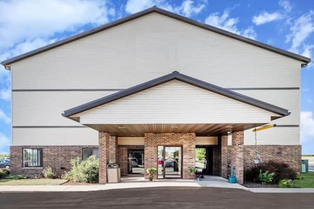 AmericInn by Wyndham Columbus Wisconsin photo 1