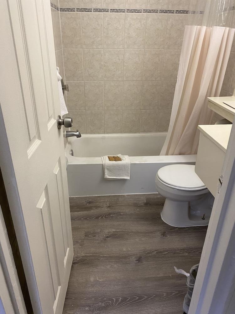 Red Carpet Inn & Suites photo 69