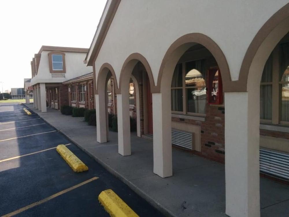 Budget Inn - Troy photo 10