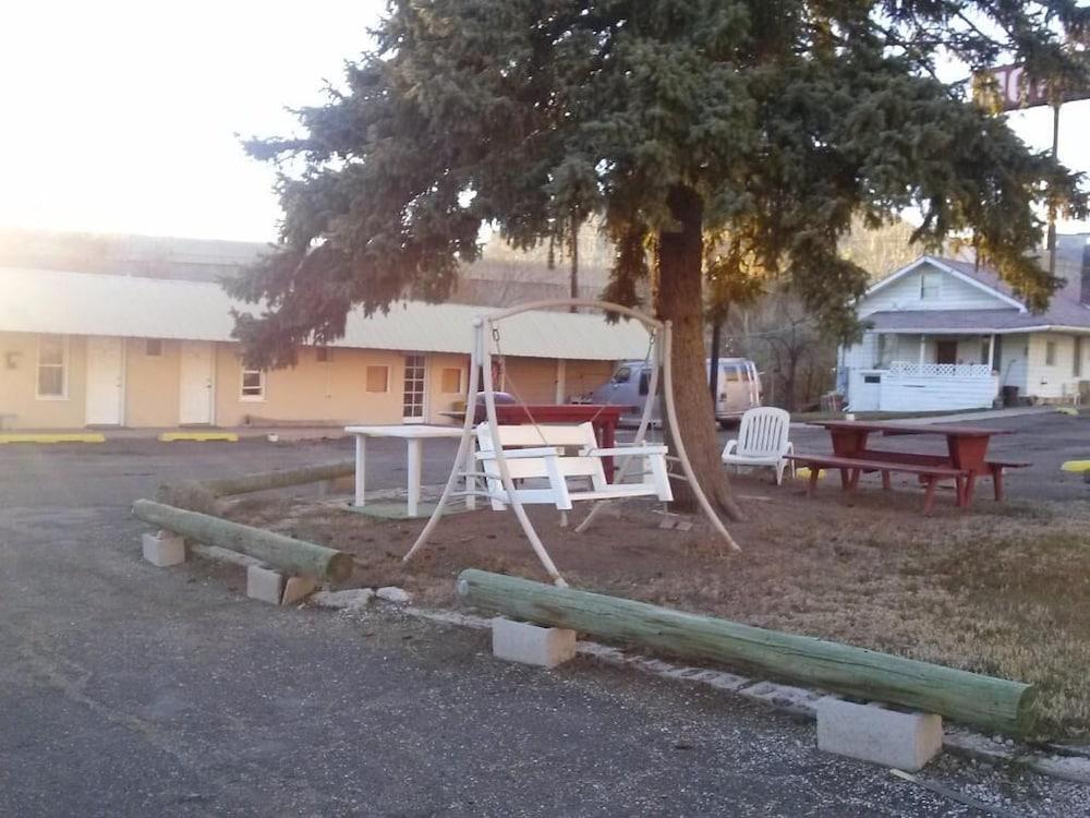 Riverside Motel photo 8