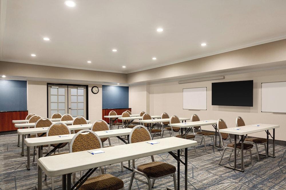Holiday Inn Express and Suites Bakersfield Central by IHG photo 41