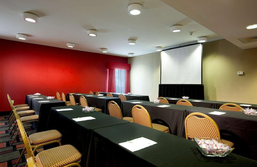 Hampton Inn Woodbridge photo 43
