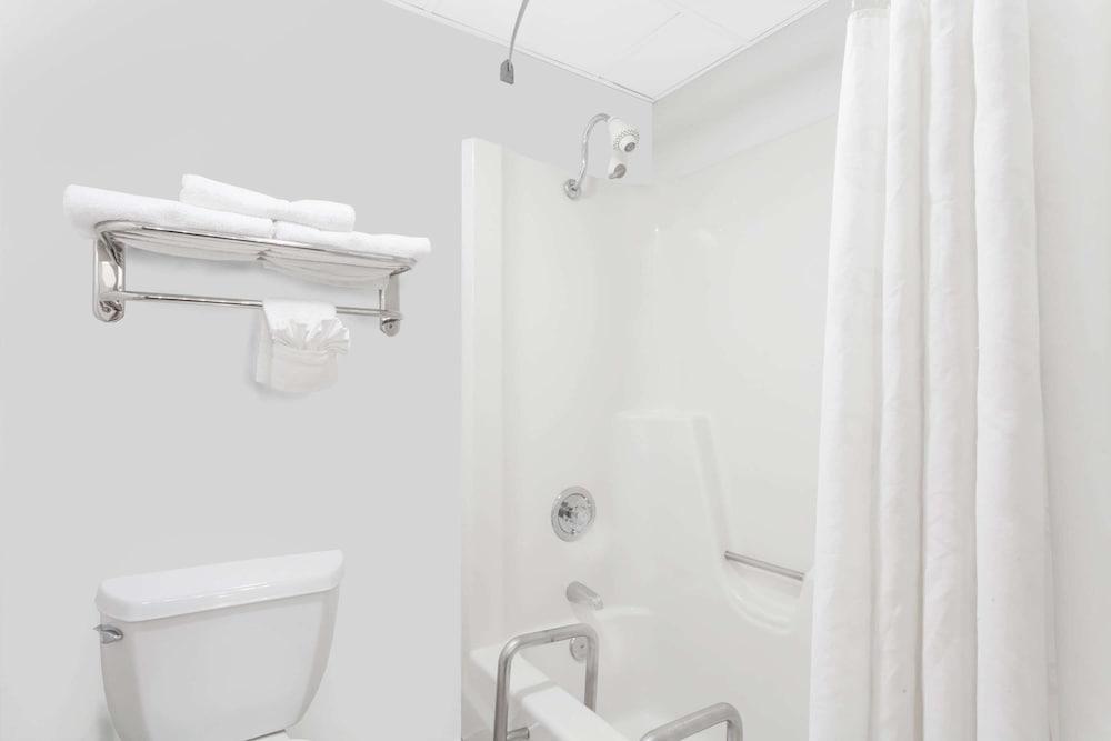 Ramada by Wyndham Henderson/Evansville photo 27