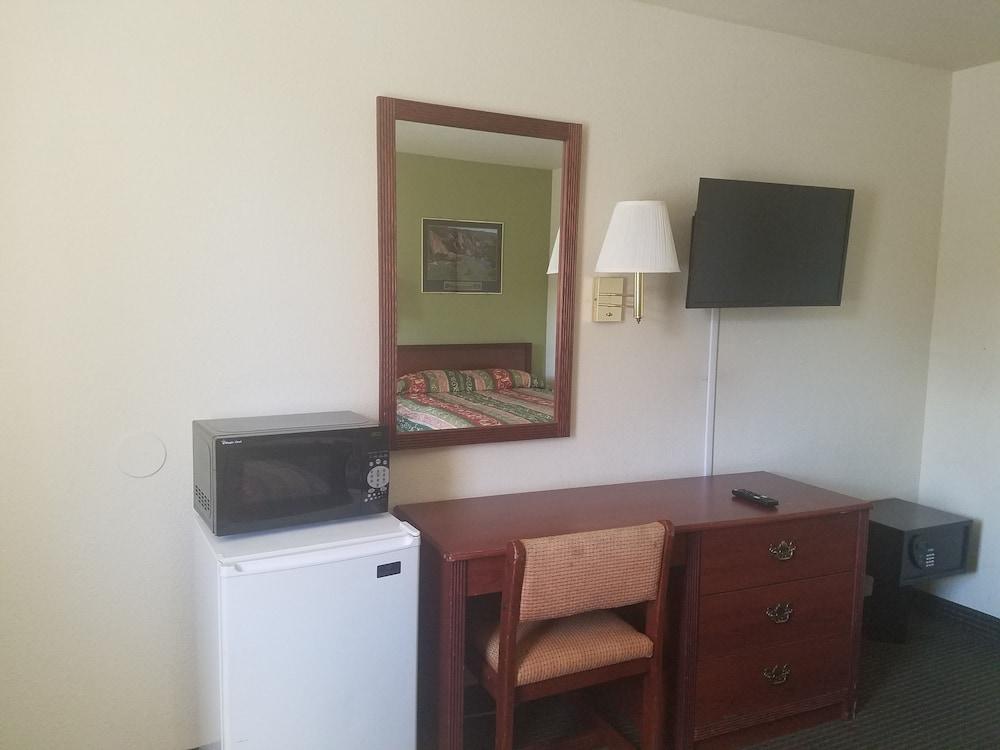 Farmington Inn photo 22