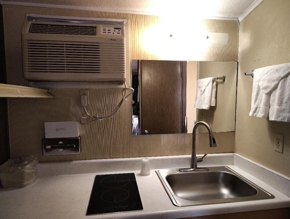 1st Interstate INN photo 5