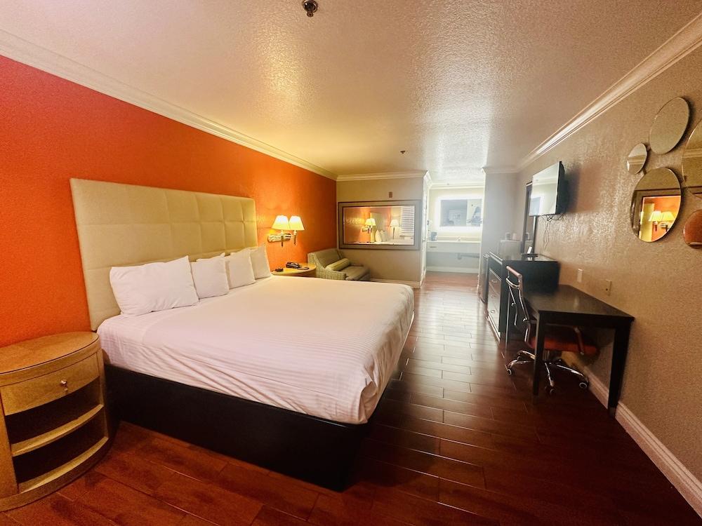 Casa Blanca Hotel - Orange photo 12
