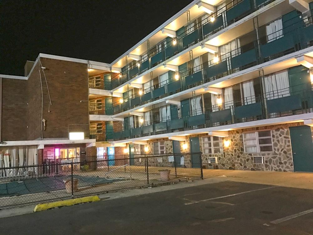 Skyview Manor Motel photo 72