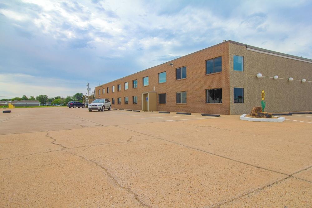 HomeTown Inn by OYO - Liberal, KS photo 16