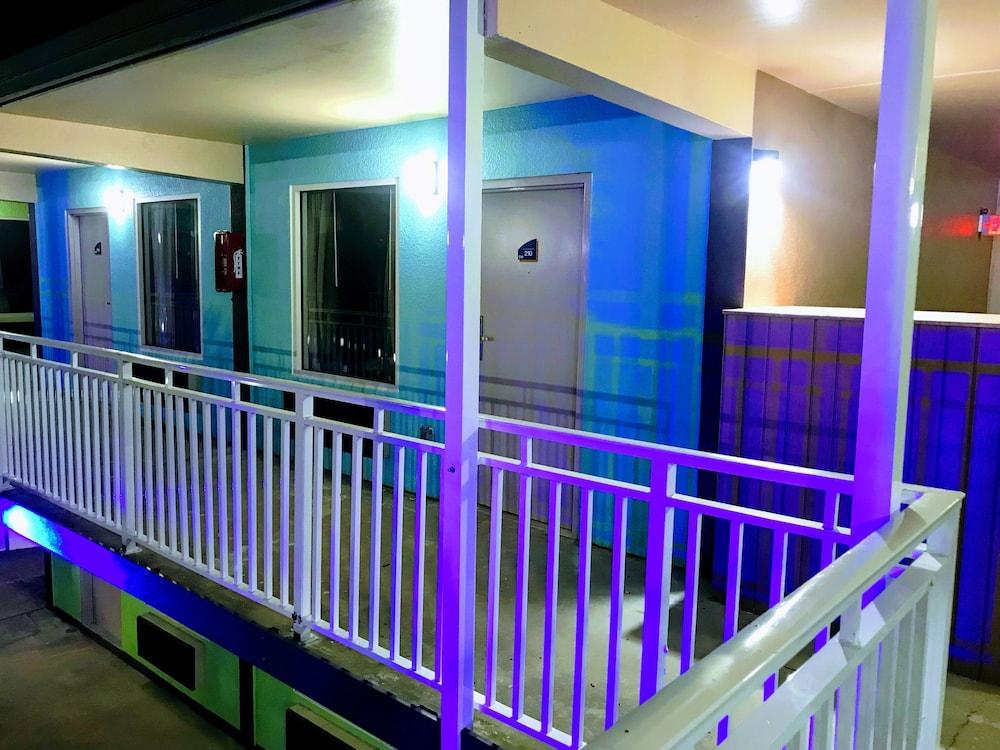 Tropical Inn & Suites photo 30
