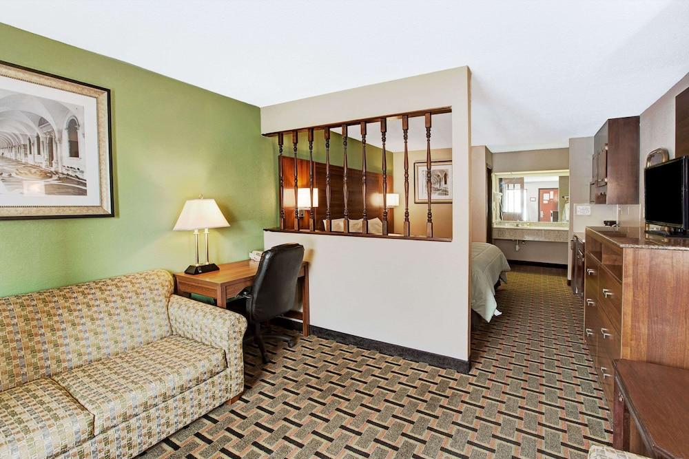 Days Inn by Wyndham Conover-Hickory photo 20
