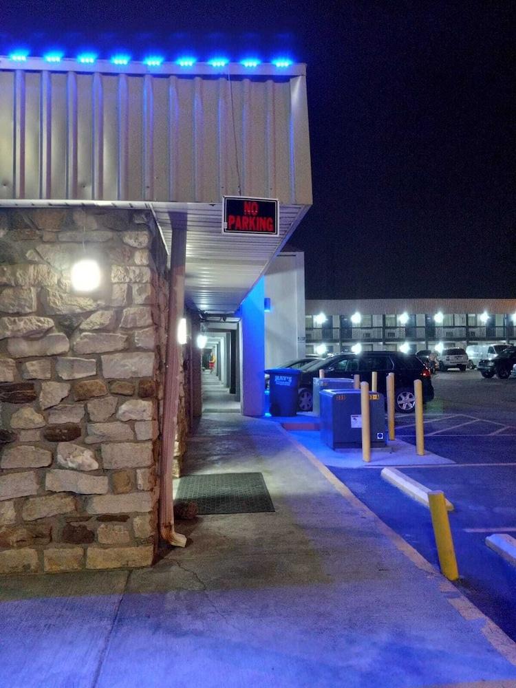 Hotel 465 by Regency Inn & Suites photo 1