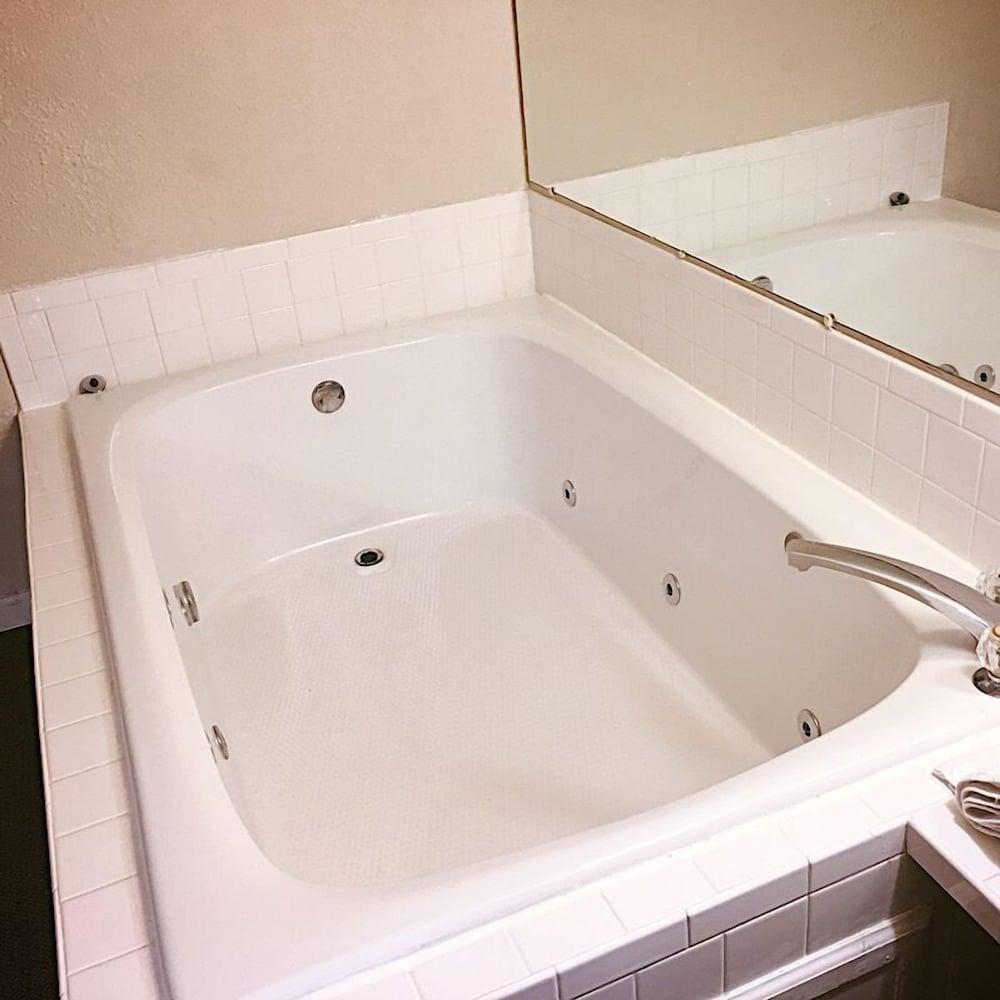 Travelers Inn photo 15