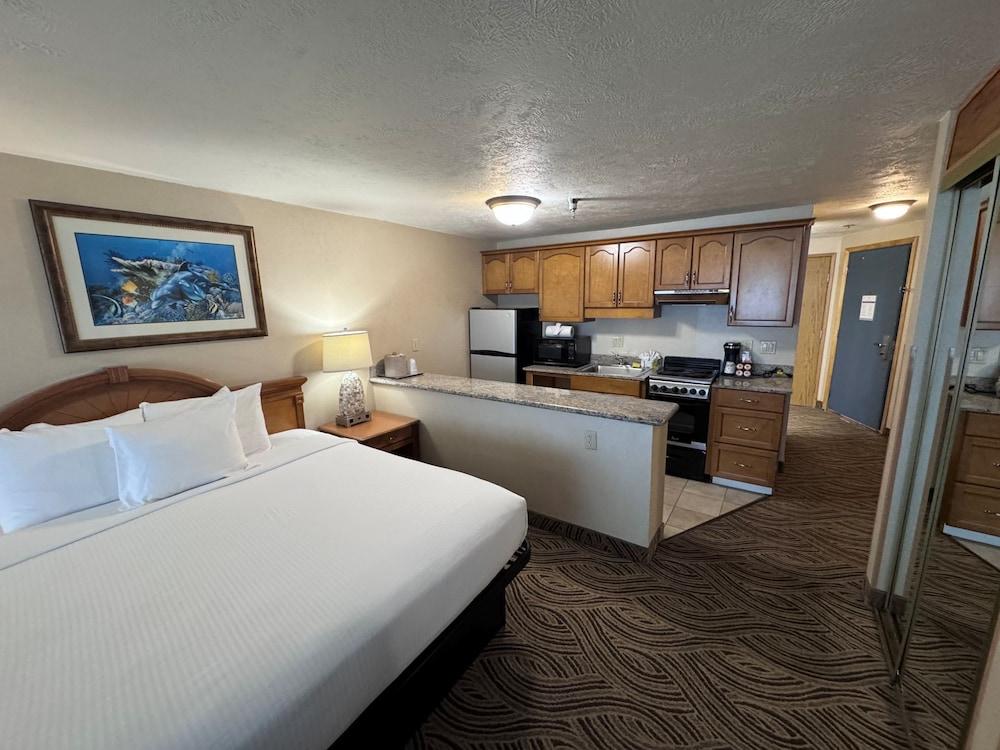 Promenade Inn & Suites Oceanfront photo 9