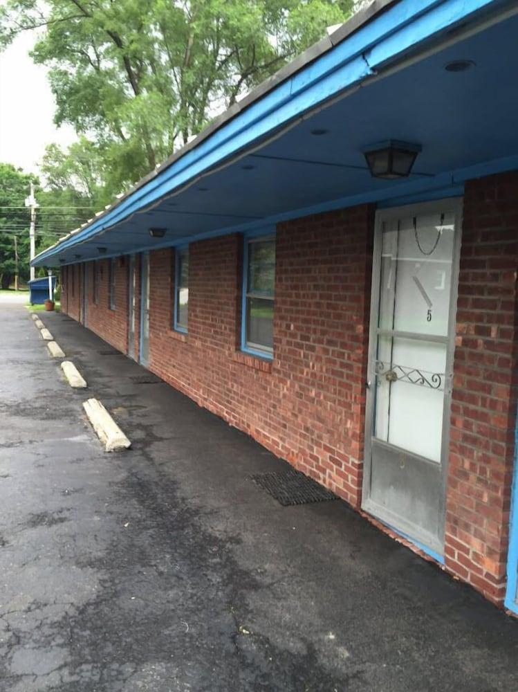 Tompkin's Motel photo 8
