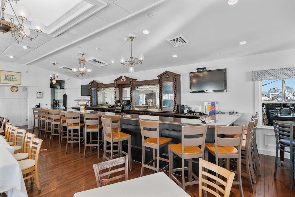 Tavern on the Bay Hotel & Marina photo 33