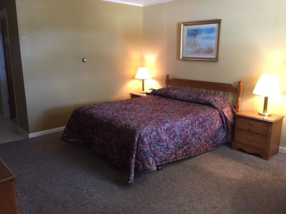 Colonial Hotel-Motel photo 9