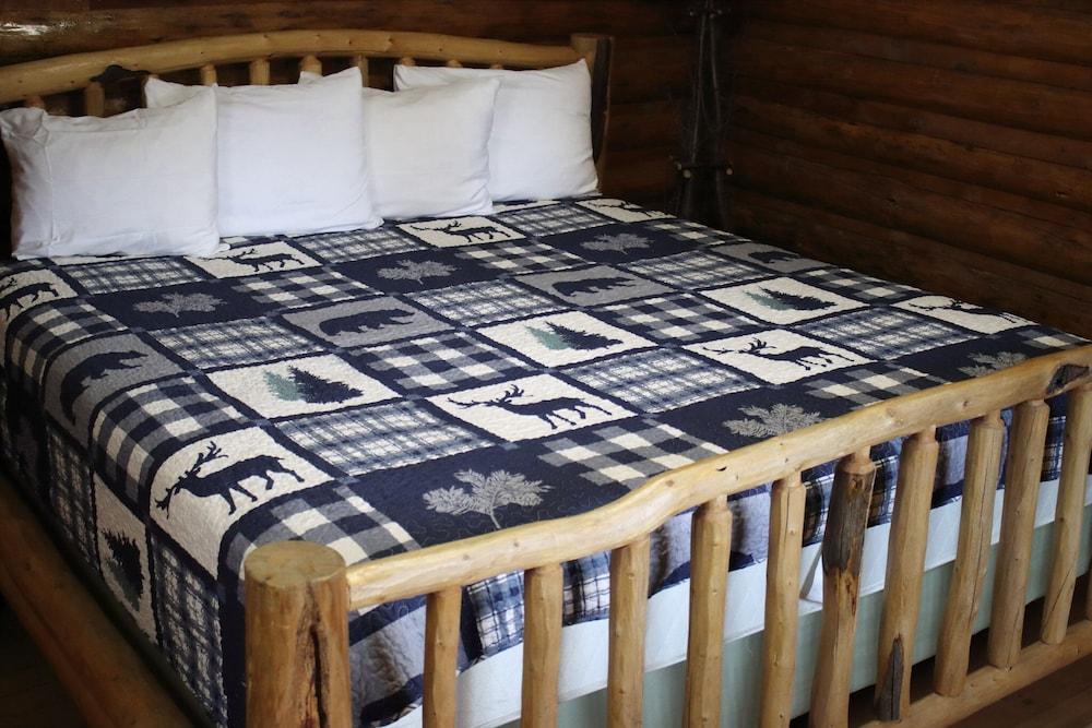 Twin Pines Lodge & Cabins photo 17