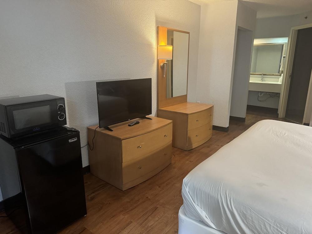 Motel 6 Savannah, GA- Gateway & I-95 photo 12