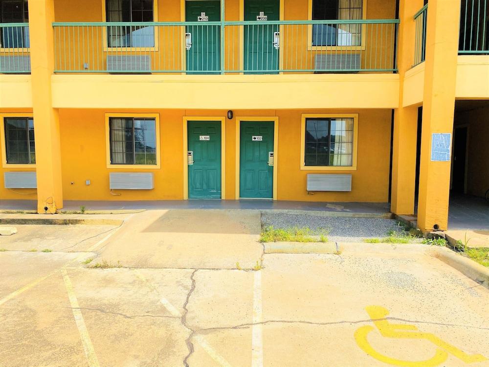 Pine Point Inn & Suites photo 17