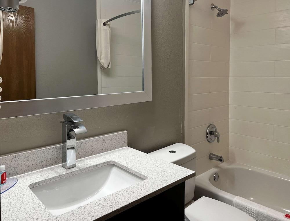 Econo Lodge Spring Lake near Fort Bragg photo 17
