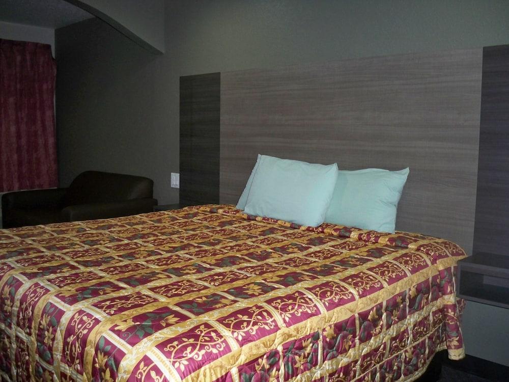Scottish Inn & Suites photo 8