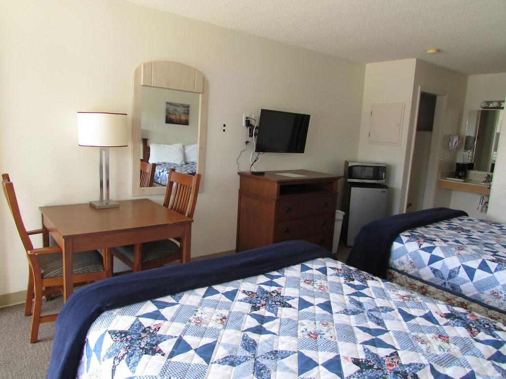 Douglas Inn & Suites photo 2