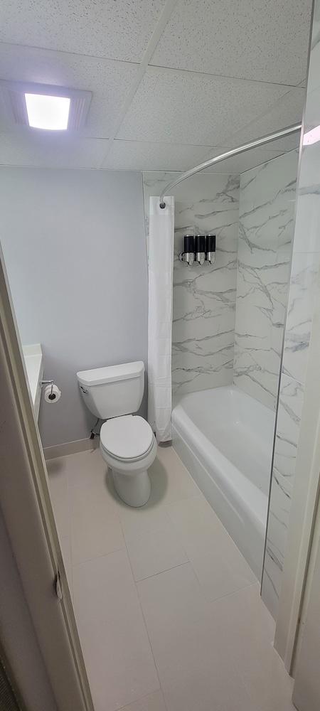 The Royal Inn & Suites photo 10