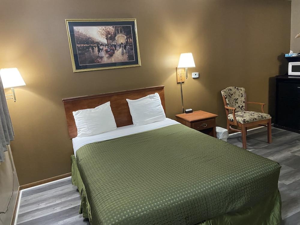 Colonial Inn Dyersville photo 20