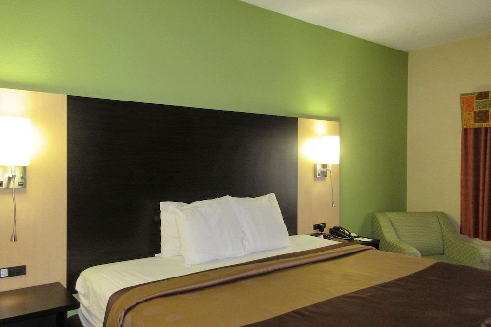 Quality Inn & Suites Benton Harbor - St. Joseph photo 13