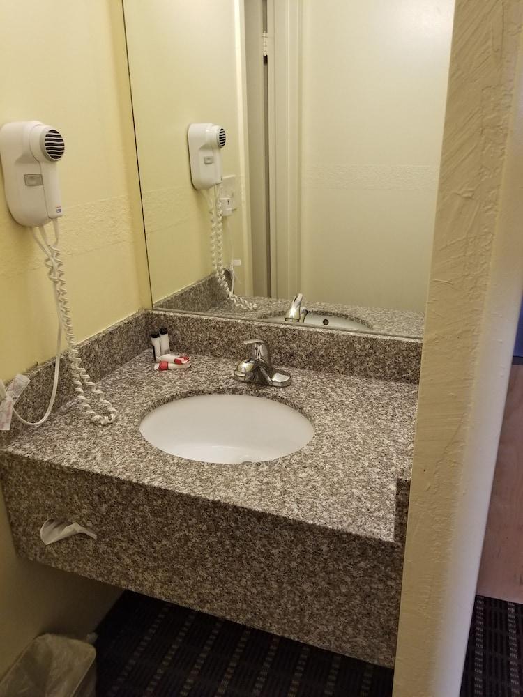 Travelodge by Wyndham Lansing IL photo 12