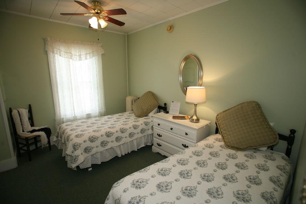 Fullerton Inn photo 10