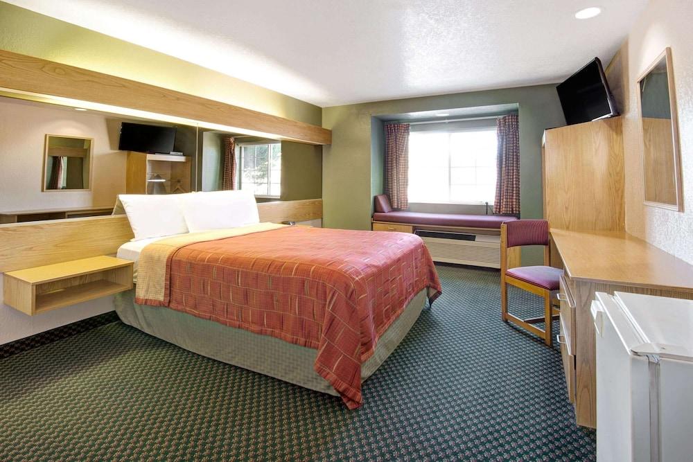 Microtel Inn & Suites by Wyndham Albuquerque West photo 13
