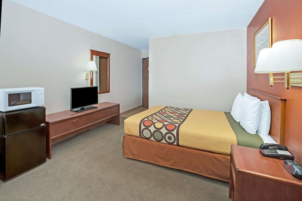 Super 8 by Wyndham Crystal Lake photo 4