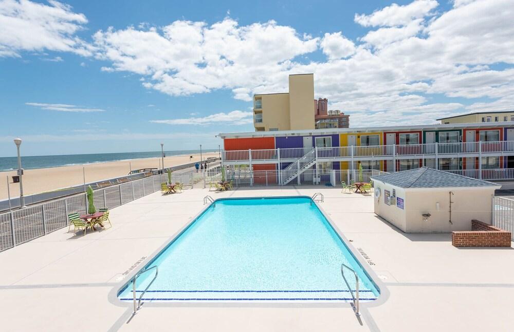 Fish Tales Boardwalk Inn photo 13