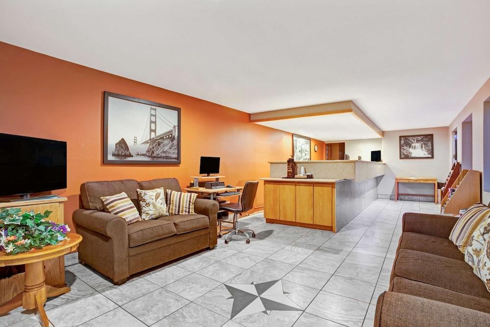Super 8 by Wyndham Albany photo 3