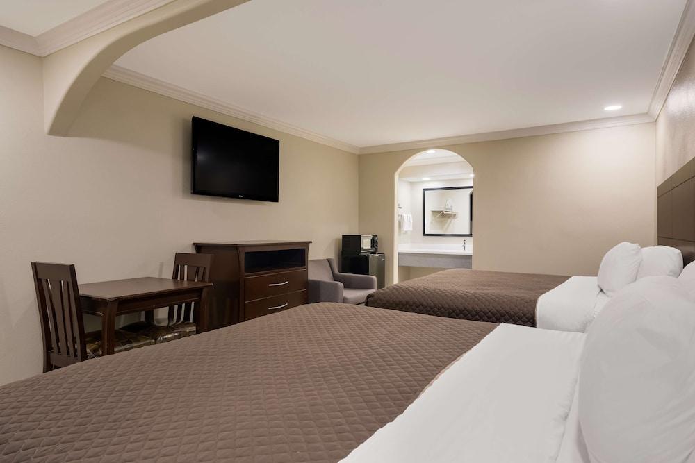 Americas Best Value Inn Houston Heights at I-45 photo 11