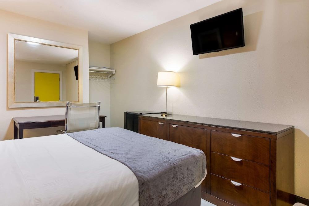 Rodeway Inn Berryville photo 7
