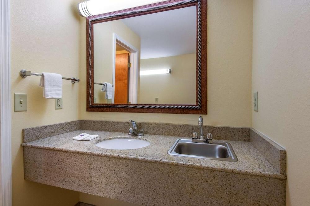 Rodeway Inn & Suites photo 45