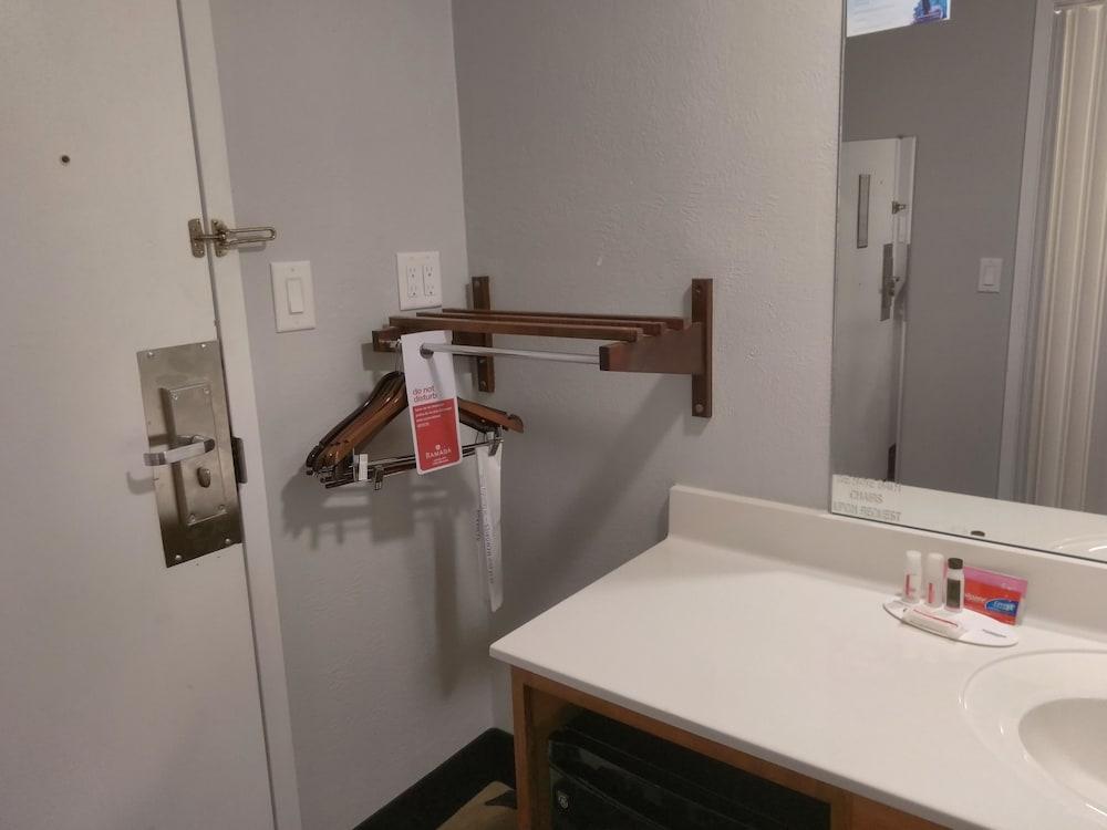 Ramada by Wyndham Henderson/Evansville photo 23