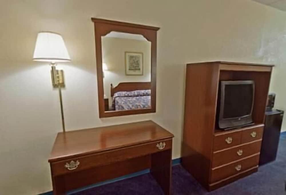 Americas Inn photo 17
