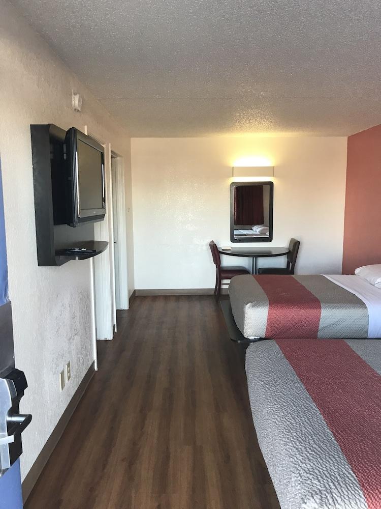 Econo Lodge photo 8