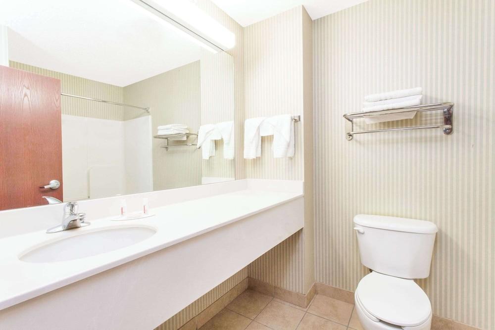 Days Inn & Suites by Wyndham Seaford photo 19