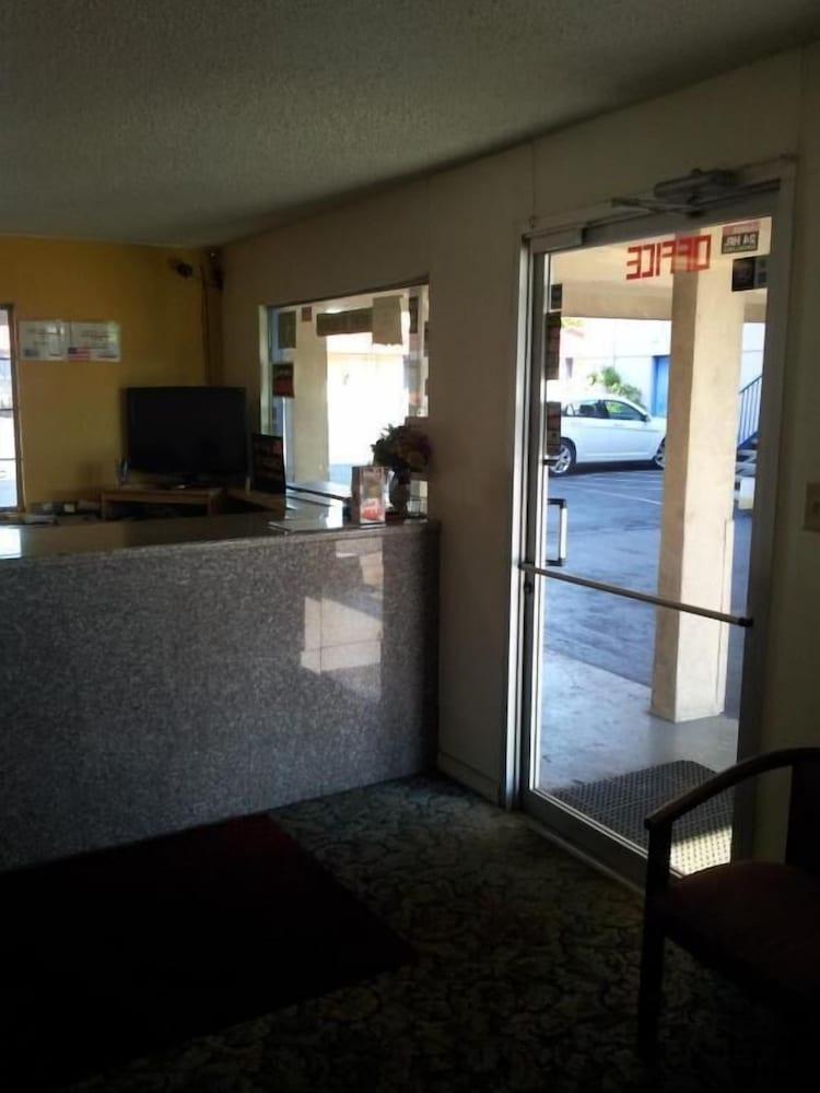 Deluxe Inn photo 18
