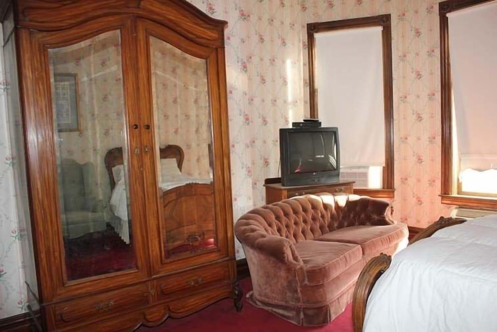 Irwin Street Inn photo 2