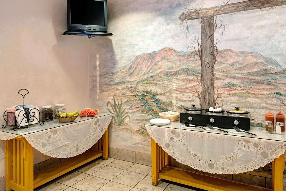 Microtel Inn & Suites by Wyndham Albuquerque West photo 8