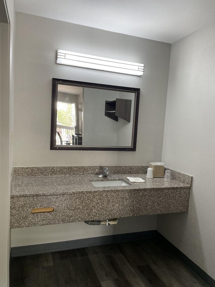 Griffin Inn and Suites photo 12