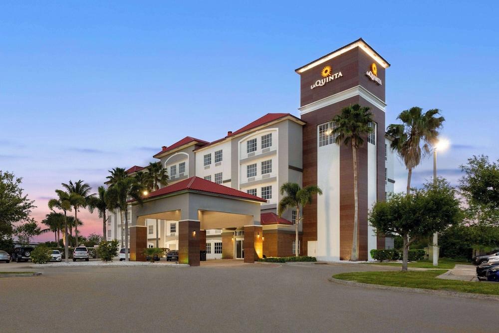 La Quinta Inn & Suites by Wyndham Ft. Pierce photo 2