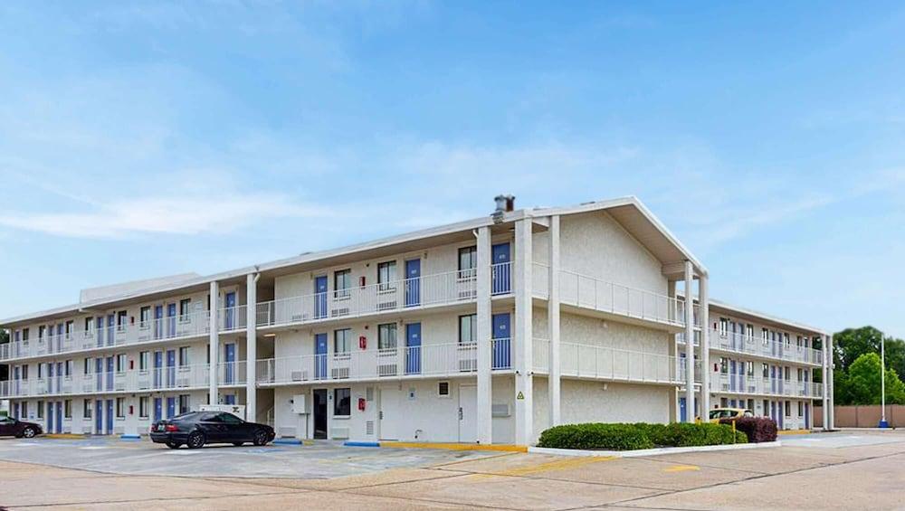 Super 6 Inn & Suites Baton Rouge photo 1