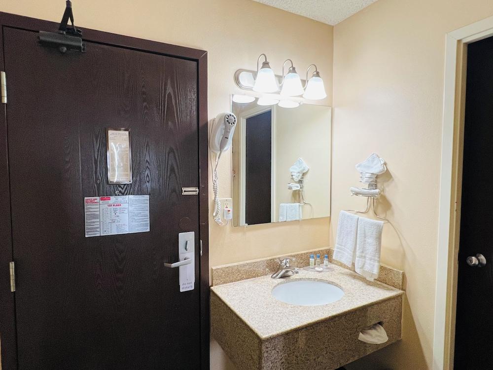 Hometown Inn & Suites photo 14