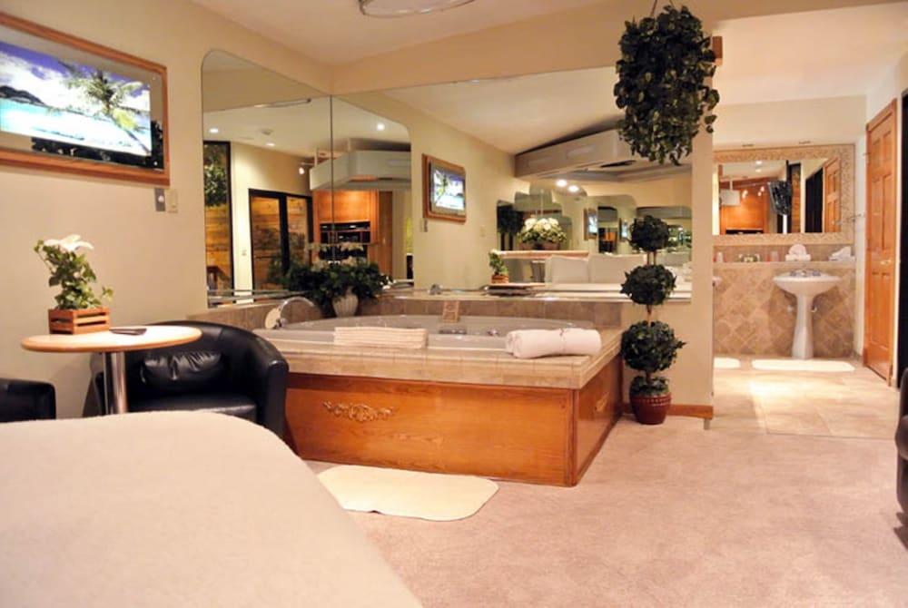 Sybaris Pool Suites Indianapolis photo 13